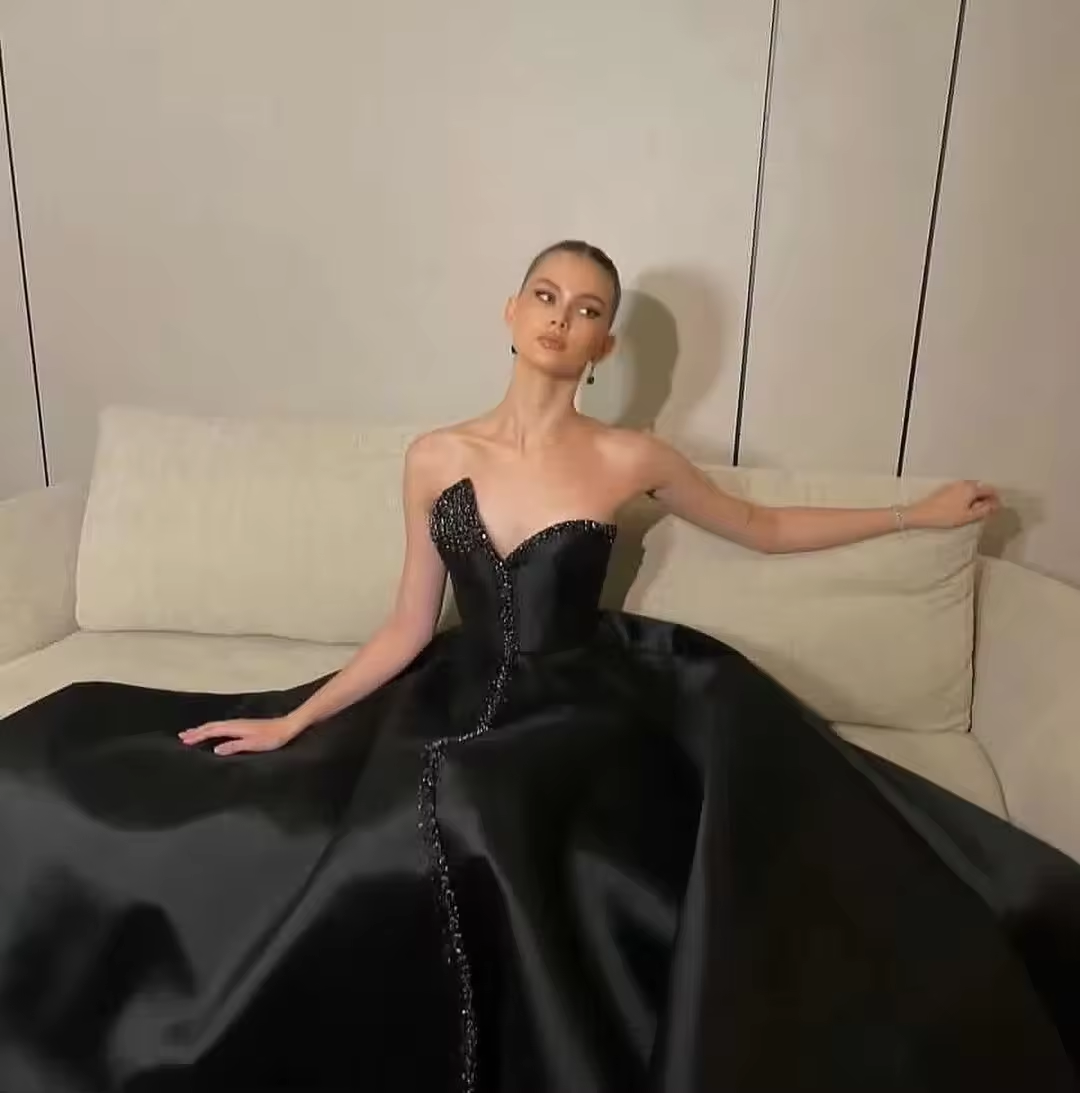 Black Satin Evening Dresses Sweetheart Beaded Side Slit Long Prom Dress Celebrity Women Wear Zipper Back Formal Gowns